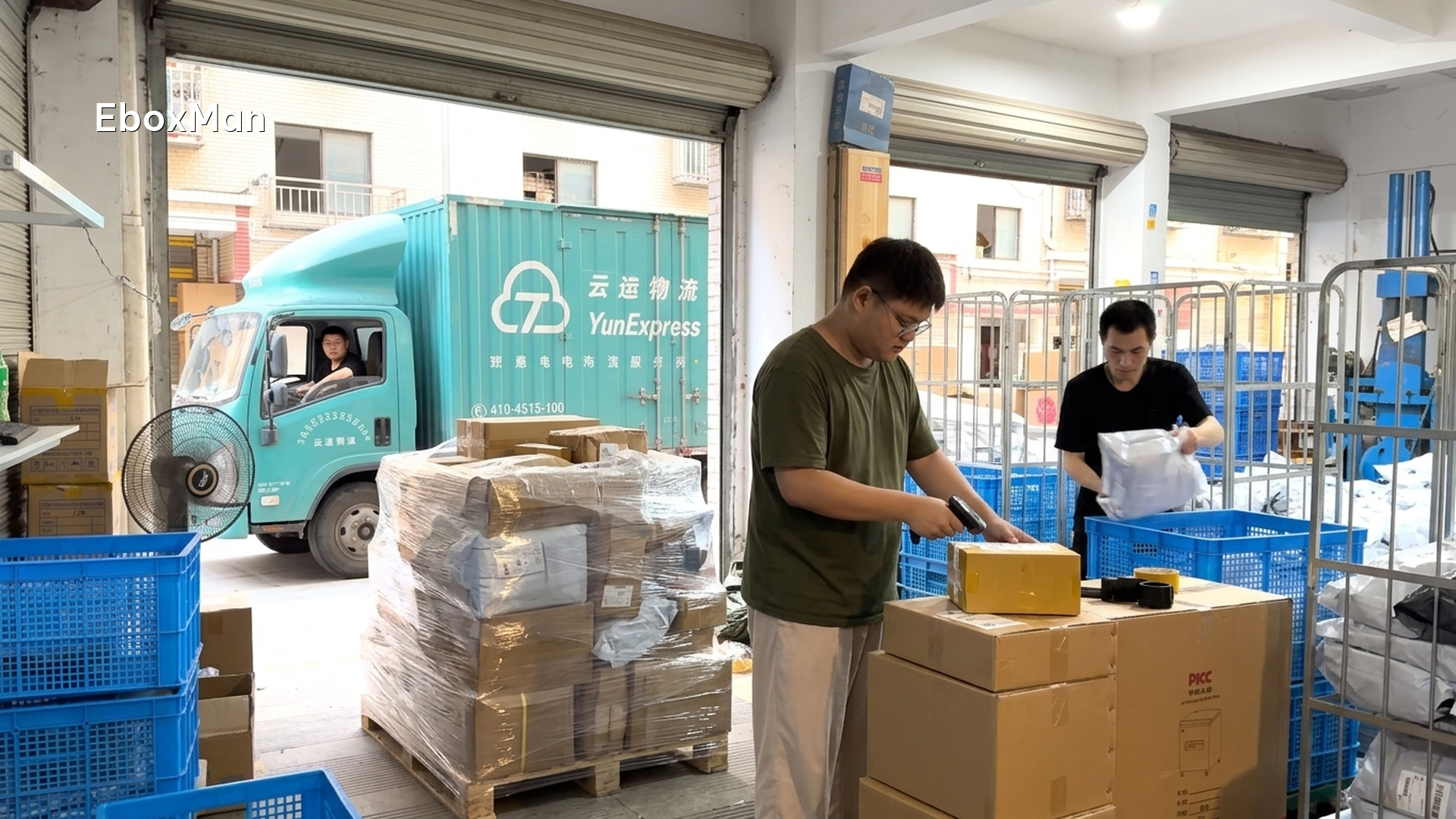 Shipment Consolidation Customs China: Cut Per-Unit Cost 2 Staff scanning consolidated parcels before freight forwarder pickup