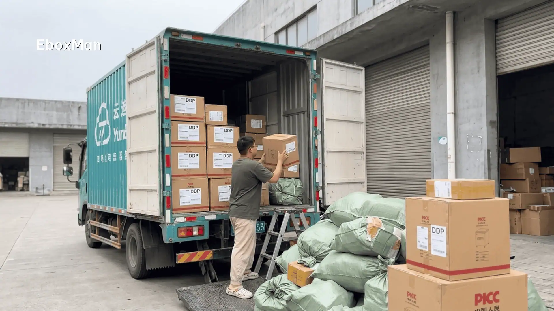 1688 vs AliExpress: why factory-direct is 20-40% cheaper 2 Parcels loaded for delivery from a Chinese logistics warehouse