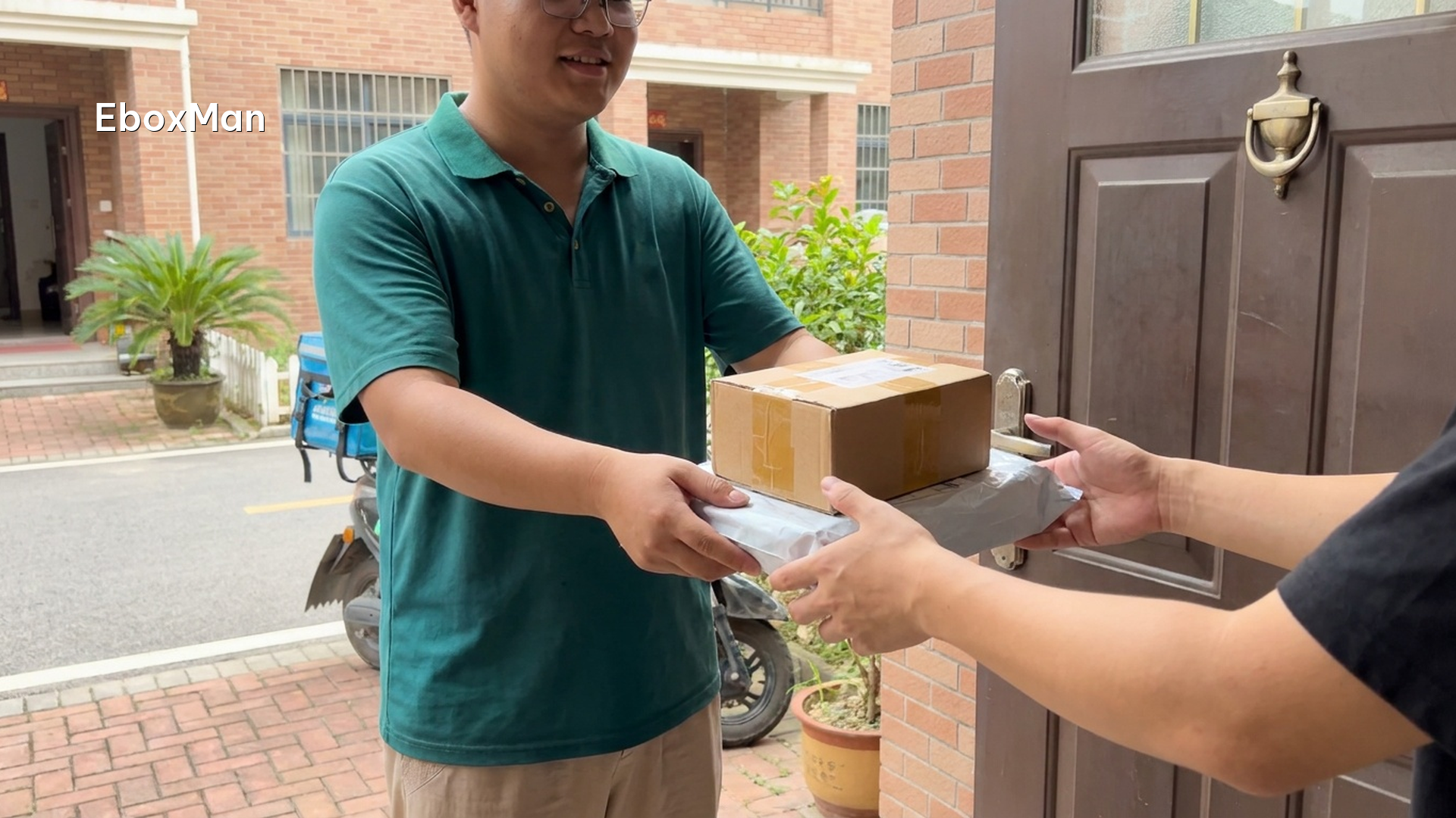 Courier delivering a dropshipping parcel to a customer's door
